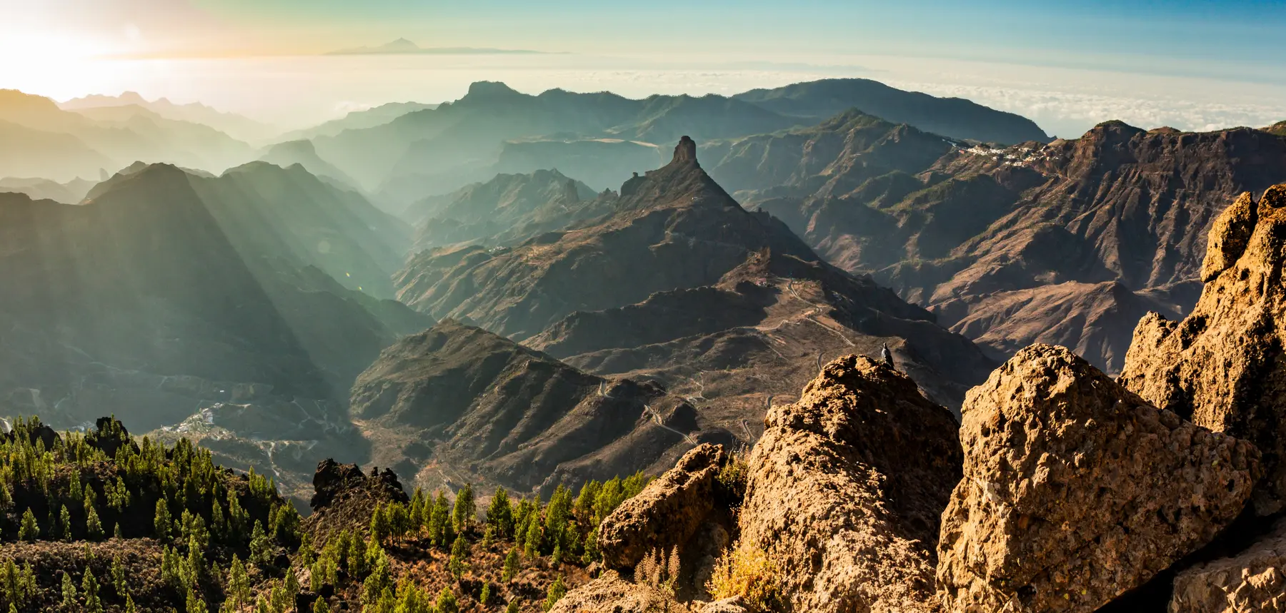 Roque Bentayga desde el Roque Nublo, interior de Gran Canaria, con Tenerife al fondo