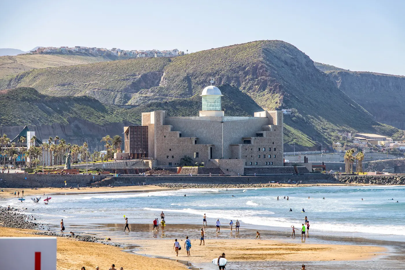 Playa y costa de Las Palmas de Gran Canaria en un día despejado