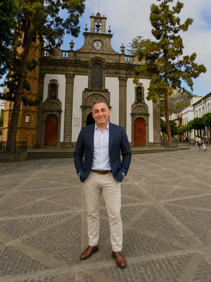 Juan José, fundador de JV Inversiones Inmobiliarias, en el casco histórico de Gran Canaria